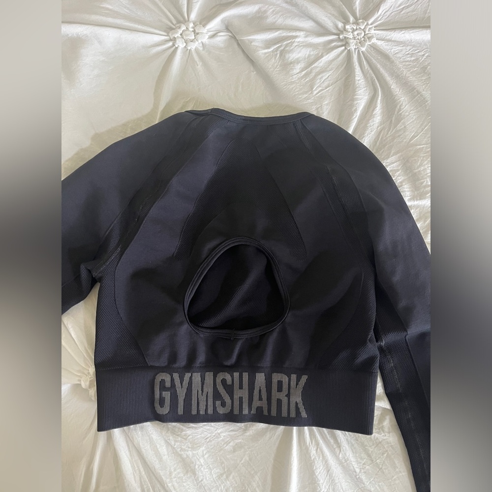 BLACK GYMSHARK LONGSLEEVE CROP TOP W/ THUMB HOLES